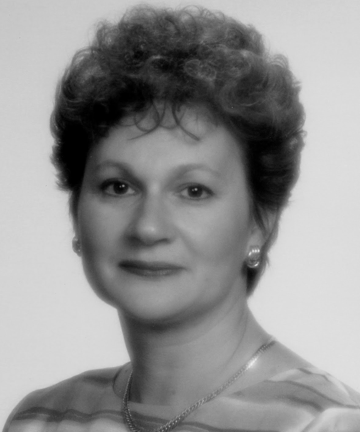 lynewphotobwcrop.jpg